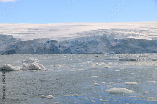 skute lodem wybrzeże antarktydy w słoneczny dzień