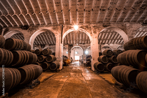 Botas de vino en una bodega española 