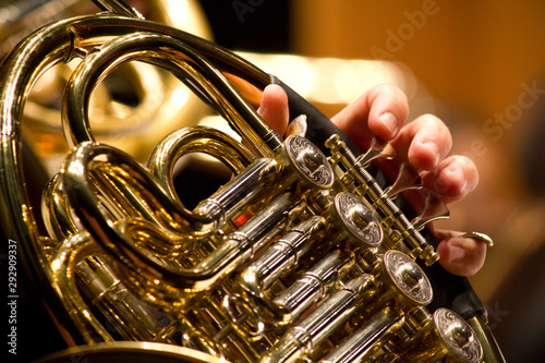 Detalhe de músico de orquestra, tocando trompa, Trompista