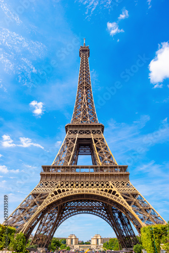Der Eiffelturm in Paris an einem schönen Sommertag mit blauem Himmel im Hintergrund
