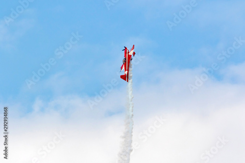 aereo acrobatico in evoluzione con fumogeno