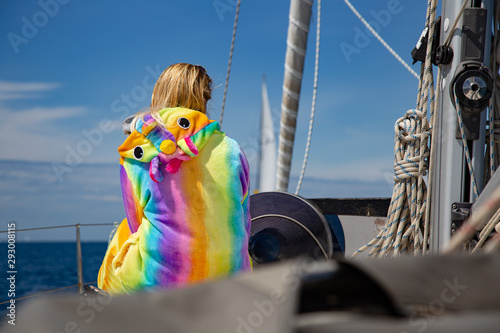 Dziewczyna w tęczowej pidżamie na pokładzie łodzi