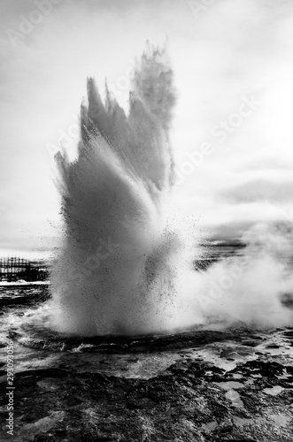 Czarno-biała erupcja gejzeru Strokkur położonego w obszarze geotermalnym nad rzeką Hvita w Złotym Kręgu na Islandii