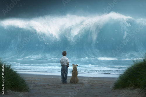 Kleiner Junge mit Hund sieht Riesenwelle auf sich zukommen