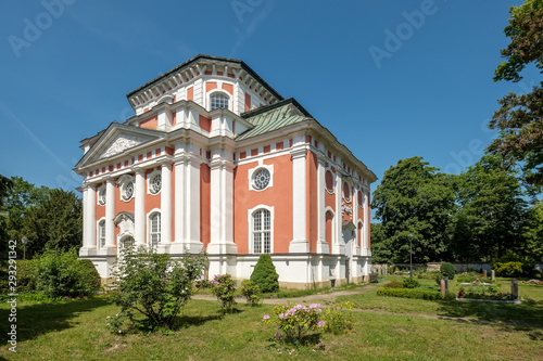 Barockes Kleinod: Denkmalgeschützte Schlosskirche Berlin-Buch, Blick von Südosten - Im Gibelfeld der hebräische Gottesname JHWH