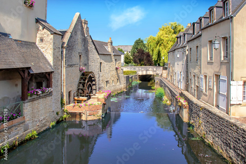 Bayeux. La rivière Aure en centre-ville. Calvados. Normandie