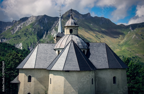 Chef d’œuvre du 17ème siècle, le Sanctuaire Notre Dame de la Vie veille sur la Vallée des Belleville depuis un promontoire, à hauteur du village de Saint Marcel. Classé Monument Historique