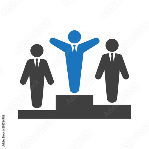 Icono plano hombre de negocios ganador en podio con brazos arriba en azul y gris