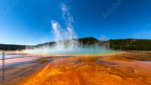 prismatic geiser in yellowstone park