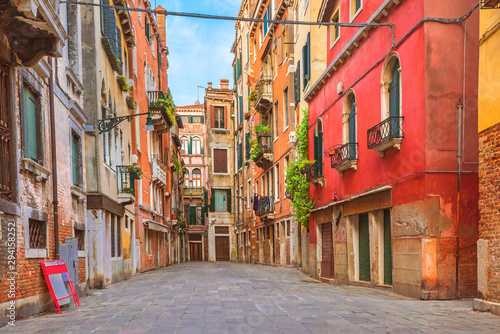 Kolorowi domy w starej średniowiecznej ulicie w Wenecja, Włochy