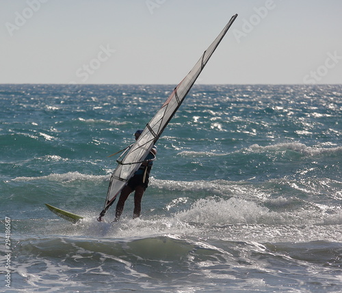 Windsurfer płaywa w morzu, z bliska