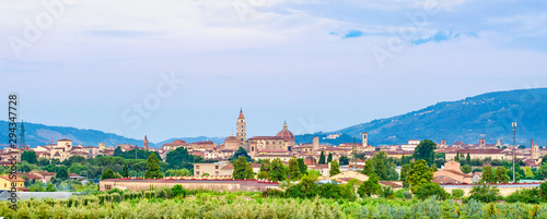 Panorama di Pistoia, Toscana, Italia, dalla campagna vicina con vista sulla città medievale e sulle colline circostanti