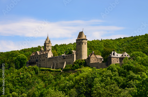 Burg Altena Sauerland Deutschland Jugendherberge Lennetal Ritter Lenne Hügel Wald Sehenswürdigkeit Grafschaft Mark Castle First Youth Hostel in the World Denkmal Monument Attraktion