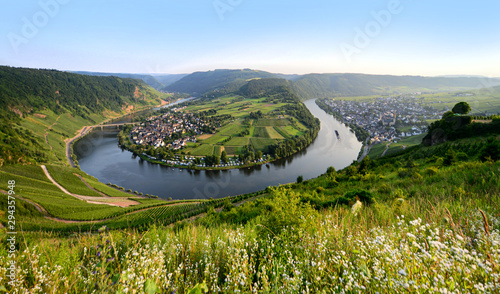 Moselschleife Kröv Rheinland Pfalz Deutschland Fluss Mosel Schiffahrt Weinbau Binnenschiff Brücke Winzer Ausblick Panorama Trier Cochem Staustufe Schleuse Traben-Trabach Tourismus Campingplatz