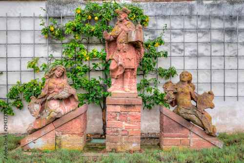 Statue des Einhardus, ein ehemaliger Gelehrter zu Zeiten Karls des Großen