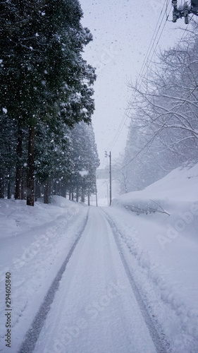 雪国、新潟県湯沢町土樽の雪道