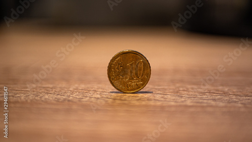 Une pièce de 10 centimes sur un bureau en bois