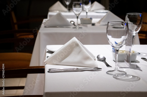 mesa de restaurante com talheres e guardanapo
