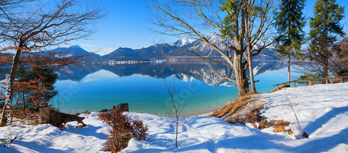 Winterlichers Seeufer am Walchensee, mit Spiegelung der Berge im Wasser