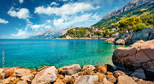 Wspaniały poranek krajobraz Adriatyku. Pogodny lato widok mała plaża w sławnym kurorcie - Brela, Chorwacja, Europa. Piękny świat krajów śródziemnomorskich.