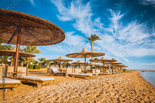 Zrelaksuj się pod parasolem na plaży Morza Czerwonego w Egipcie