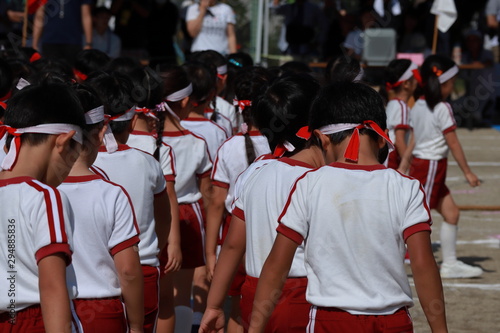 運動会のイメージ画像 赤白ハチマキを頭に巻き体操服を着た子供たち