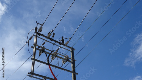 cables de electricidad atravesando el cielo