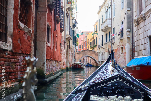 Gondola płynie przez mały kanał w Wenecji, Włochy