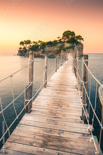 Wschód słońca przy Agios Sostis wyspą, Kameowa wyspa w Zakynthos, Grecja. Drewniany most.