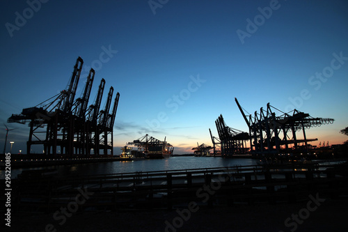 Hamburger Hafen bei Abenddämmerung / Sonnenuntergang