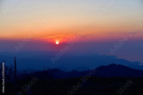 大台ケ原山 正木峠から見た熊野灘に昇る朝日の情景
