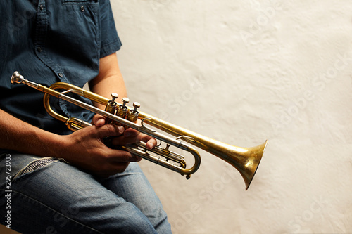 musico posando con su instrumento