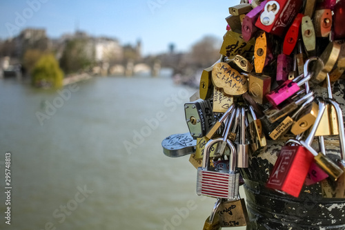 Candados sobre el río Sena en París