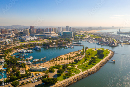 Powietrzny panoramiczny widok Long Beach linia brzegowa, schronienie, linia horyzontu i Marina w Long Beach z drzewkami palmowymi ,. Piękny Los Angeles.