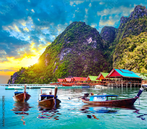 Malowniczy krajobraz Phuket. Pejzaż morski i rajska idylliczna plaża. Scenerii Tajlandia morze i wyspa Przygody i egzotyczny podróży pojęcie