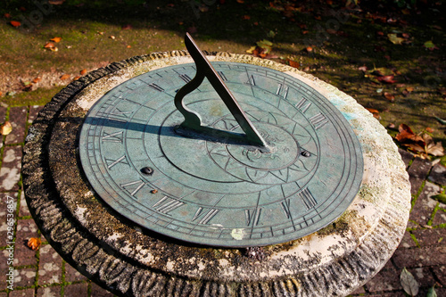 Horizontal garden sundial