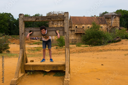 Un enfant dans un carcan. Un garçon au pilori. Torture au Moyen-âge. Un condamné exposé. Justice médiévale.