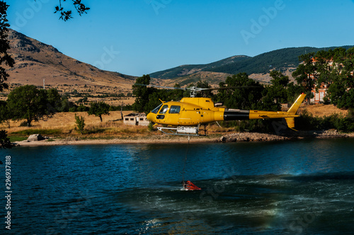 Helicópteros repostando agua. En verano son típicas estas imágenes en las riberas de los embalses. Helicópteros muy cercanos a la superficie del embale repostan agua para apagar los incendios cercanos