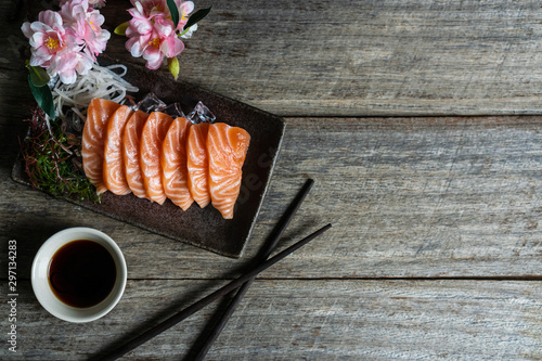 Łososiowe sashimi Japońskie jedzenie z sosem sojowym na drewnianym stole