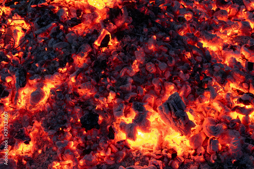 Żar z ogniska, popiół i żarzące się drewno. Bonfire, ash and glowing wood
