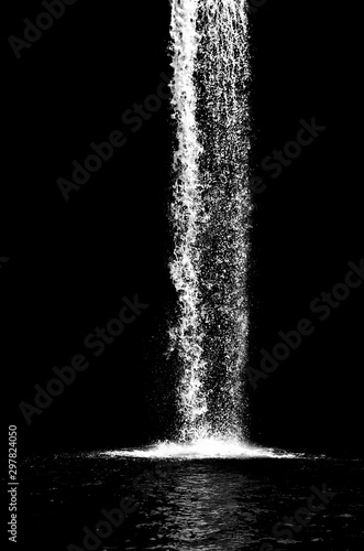 wodospad na białym tle na czarnym tle