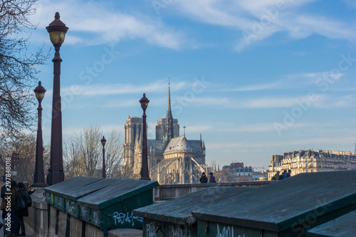 Vue sur Notre Dame de Paris depuis les quais de Seine. Etalages des bouquinistes. Tourisme, voyage.