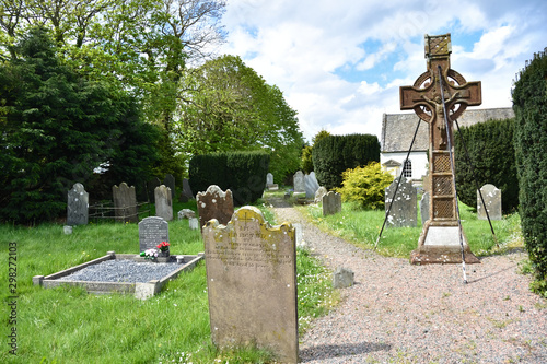 Celtycki krzyż na wiejskim cmentarzu Irlandia Północna