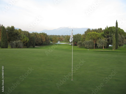Golfloch mit Fahne auf dem Green - Golfplatz