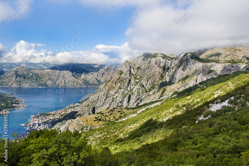 fiord w Czarnogórze, góry i morze Adriatyckie