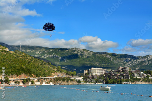 Parasailing, góry i plaża nad morzem Adriatyckim, Czarnogóra, Bałkany 