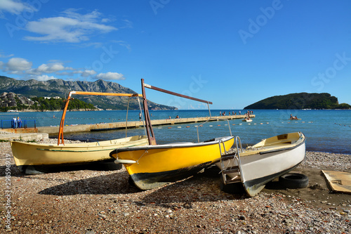 łodzie na plaży, zatoka morza Adriatyckiego, Czarnogóra