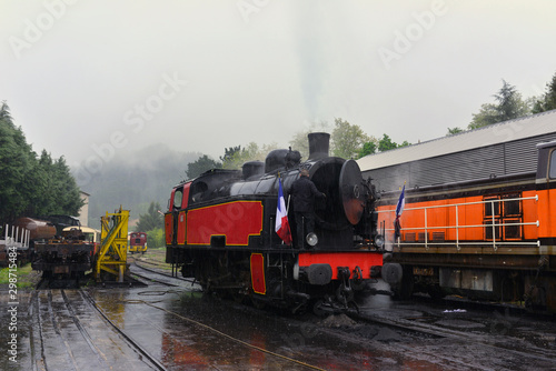 Vieille locomotive à vapeur sous pluie et brouillard à Saint-Jean-du-Gard (30270), département du Gard en région Occitanie, France