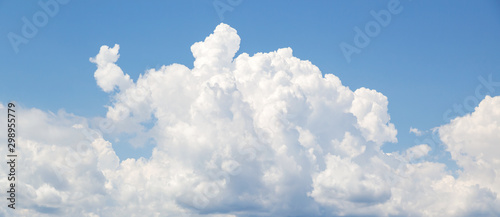 Biała cumulus chmur formacja w niebieskim niebie