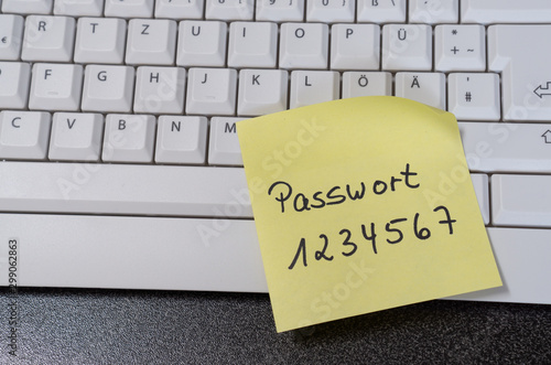 Note with the german word for password on a computer keyboard